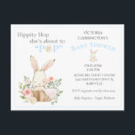 Blåskogsbunten Blommigt Baby inbjudan<br><div class="desc">Perfektens inbjudan till dem som arbetar med en budget. Inga kuvertköp behövs. Söta skogshögar i basket. "Hippity Skutt" "Hon är på väg till POP"-typografi. Klart i blått för duschen i pojke.</div>