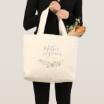 Blåskript Boho Wildblomma mor i groomen Jumbo Tygkasse<br><div class="desc">Personligen mor i groomen-tote-väskan har ett skript för eleganten och en delikat skör blomma,  pastellpaletter av mjuk gult,  benvit,  sage grönt,  dammig blå och botanisk grey,  med personlig namn,  enkel och romantisk. underbara bröllopsfester för modern rustik brudens sida,  boho land-trädgårdsbröllop party i vår och sommar.</div>