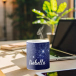 Blåskript i glitter namn, elegant kaffemugg<br><div class="desc">En blå bakgrund. Den blå färg är ojämn. Dekorerad med faux glitter damm. Anpassa och lägg till ett namn. Det första namn är skrivet med ett modernt handskript i stil.</div>