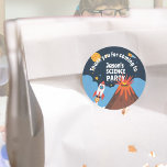 Blast off Rocket Science party-barn Runt Klistermärke<br><div class="desc">Ett underbart tema för ett party är ett vetenskapligt party - det finns så mycket utrymme för roligt - man skulle kunna starta några roligtar,  flyga med raketer,  äta en vulkan. Detta är underbart för att skapa dina egna tjänster.</div>