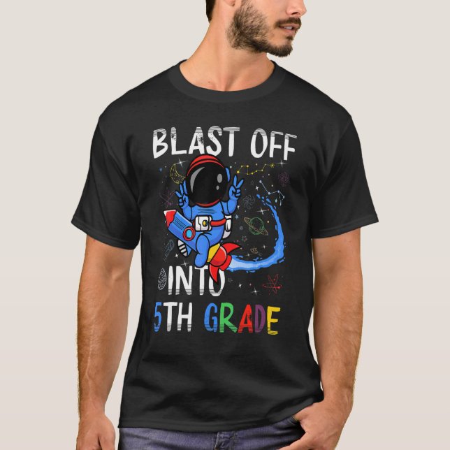 Blast Off till 5:e klass Första skoldagen Rymden T Shirt (Framsida)