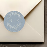 Blåstekig utandningsluft Bröllop Monogram Runt Klistermärke<br><div class="desc">Monogramklistermärken anpassningsbar-designade bröllop som innehåller botaniska andetag av vitbeige boige i elegant med initialer och bröllop på dammig blå bakgrund. Perfekt för bröllop spara datum,  kuvert,  bröllopsförmånspaket med mera.</div>