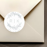 Blåstekig utandningsluft Bröllop Monogram Runt Klistermärke<br><div class="desc">Monogramklistermärken anpassningsbar-designade bröllop med dammig botaniskt andetag i elegant hand plockade med initialer och bröllop med datum för par. Perfekt för bröllop spara datum,  kuvert,  bröllopsförmånspaket med mera.</div>