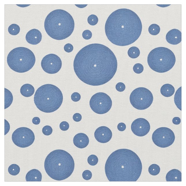 Blåstickade cirklar på vit bakgrund tyg (Närbild)
