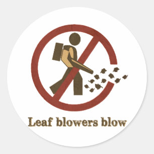 Blåstötar i löv runt klistermärke