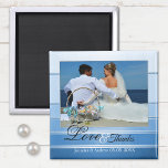 Blåstripe Nautical Bröllop Photo Magnet<br><div class="desc">Elegant bröllop Tack fotomagnet,  med ditt eget favoritfoto av bröllop som är framtaget av ett färgat,  blå,  strimlat ton...  Snyggt för ett blått tema bröllop eller nautiska bröllop och anpassade som Spara datum magneter.</div>