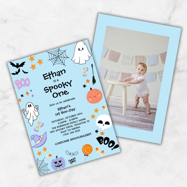 Blåtal en cute-fotohalloween 1:a födelsedag inbjudningar (Blue Spooky One Cute Photo Halloween 1st Birthday Invitation )