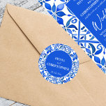 Blåtalavera Spanska plattor i bröllop Runt Klistermärke<br><div class="desc">Blå Azulejo Talavera Spanska etiketter med etiketter i elegant bröllop,  pulserande fet färg modern avslappnad-typografi bröllop-klistermärken,  brid och groom-klistermärken i namn</div>