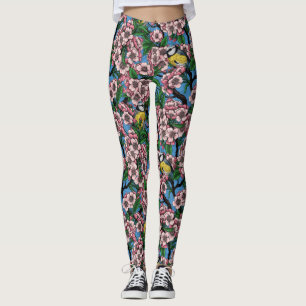 Blåtmålsfåglar i blommande körsbär träd på blått leggings