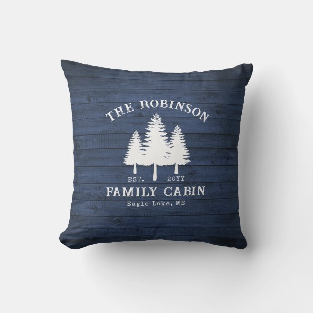 Blåträdsutskrift av Rustic Land Family Cabin Träd  Kudde (Framsida)