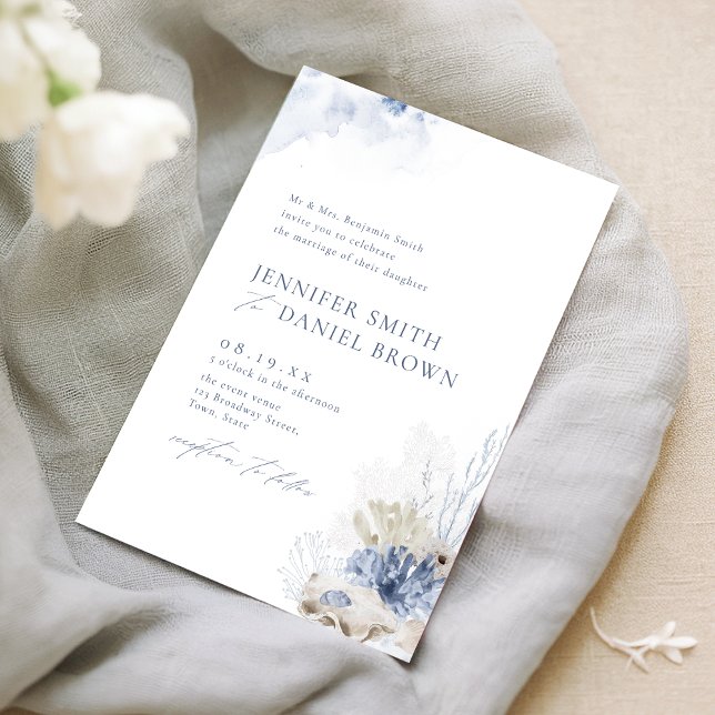 Blått akvarell korall- och snäckstrandbröllop inbjudningar (Blue watercolor coral & seashells beach wedding invitation)