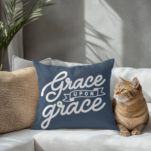 Blått anslag från Farmhouse Christian Dekorativ ku Kudde