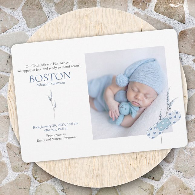 Blått Baby-aviseringskort för väntande hörn Inbjudningar (Blue band-Aid themed baby announcement with photo slots, details, and a heartfelt message.)