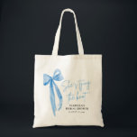 blått ben Hon Gifter sig Möhippa Tygkasse<br><div class="desc">Vi presenterar den blåskon som hon Gifter sig Möhippan Tote Bag - perfekten är viktig för att fira den blivande bruden! Den här eleganten i väskan har en bakgrund med ett vackert blåborst utseende som tillför en något sofistikerad ton till vilken möhippa som helst. Den här rymliga och praktiska toteväskan...</div>
