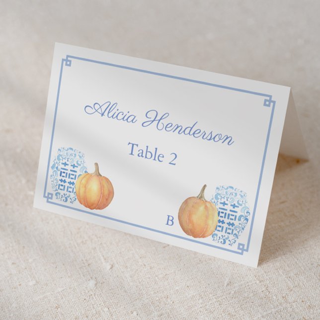 Blått blått Bröllop-monteringskort för elegant Bordsnummer (Individual place card design featuring watercolor orange pumpkins and preppy ginger jars & greek key)