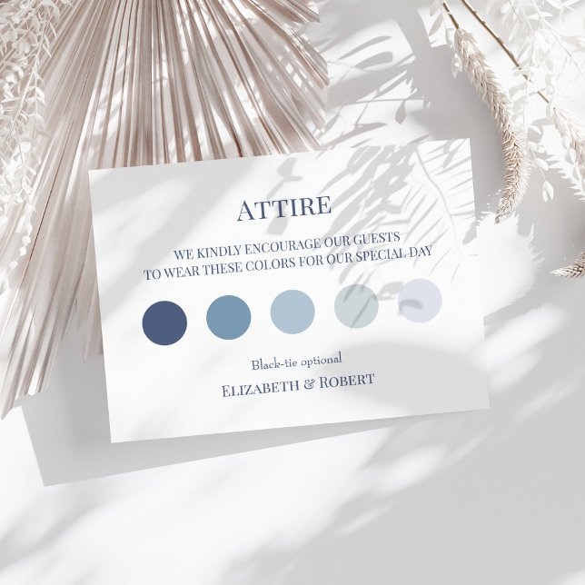 Blått Bröllop Attire-gästkort för fransk Tack Kort (French Blue Wedding Attire Guest Dress Code Card on a sunny white table with neutral dry flowers.)