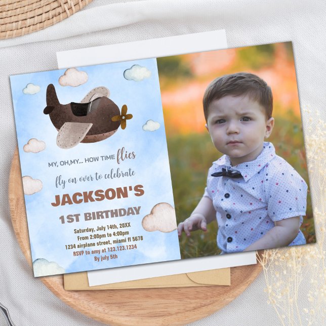 Blått brun W-foto på flygplanet Inbjudningar (Airplane Birthday Invitations Blue Brown W Photo)