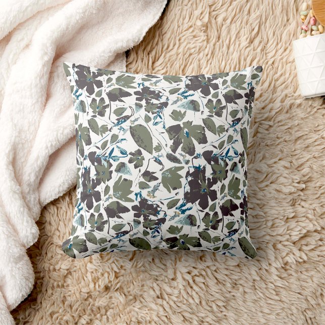 Blått Clematis Vine Flowers Patter på vattenfärgad Kudde (Clematis Vine Elegant Green Blue Floral Home Decor Pillow from Studio Posies.)