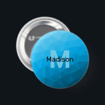 Blått cyan-övertoningsgeometriskt nät mönster Mono Knapp<br><div class="desc">Monogram Anpassa med din anpassningsbar från början och namn. Triangelns geometriska nät med ljusövertoning av mörk blått typ: mönster,  ombre,  nät,  trianglar,  geometri,  geometri,  övertoning,  coola,  triangel,  ljusblå,  cyan</div>