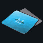 Blått cyan-övertoningsgeometriskt nät mönster Mono Laptop Fodral<br><div class="desc">Monogram Anpassa med din anpassningsbar från början och namn. Triangelns geometriska nät med ljusövertoning av mörk blått typ: mönster,  ombre,  nät,  trianglar,  geometri,  geometri,  övertoning,  coola,  triangel,  ljusblå,  cyan</div>