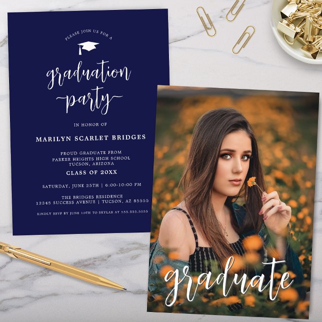 Blått enkelt Modern Script Studenten-inbjudan Inbjudningar (dark blue simple script modern graduation invitation for grad party at high school or college level)