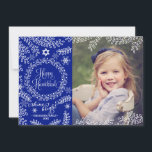 Blått Foliage Hanukkah-fotokort Julkort<br><div class="desc">Modern elegant Hanukkah-fotokort med ditt favoritfoto. Mörk blått bakgrund med vackra, vita skudlar av vintern blad, snöflingor och en andedräkt där det står "Lycklig Hanukkah" och "skina ljus" alldeles under. Baksidan görs i ljusblå och vit rand. Anpassa det till din familj namn. Skicka det varmaste önskemål till familj och vänner...</div>