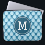 Blått för personligMonogramTeadrop mönster Laptop Fodral<br><div class="desc">Denna stilfulla laptop sleeve presenterar ett unikt teardropmönster skuggar in av blått. Personifiera den, genom att byta ut placeholdertexten. För mer alternativ liksom är att ändra stilsorten och den formatet klickar "skräddarsy den" knäppas. *Pleasen noterar att den Zazzle watermarken som visas i zoomen, granska ska för att inte synas på...</div>