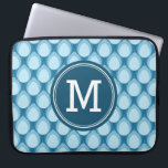 Blått för personligMonogramTeadrop mönster Laptop Fodral<br><div class="desc">Denna stilfulla laptop sleeve presenterar ett unikt teardropmönster skuggar in av blått. Personifiera den, genom att byta ut placeholdertexten. För mer alternativ liksom är att ändra stilsorten och den formatet klickar "skräddarsy den" knäppas. *Pleasen noterar att den Zazzle watermarken som visas i zoomen, granska ska för att inte synas på...</div>