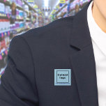 Blått fyrkantsknapp för Business Namn och Logotyp Knapp<br><div class="desc">Knappen Fyrkant som du kan anpassa för att lägga namn och logotyp på företaget. Du kan använda den här kommandoknappen som ett enhetligt tillbehör till personalen. Du kan också använda den som förpackningstillbehör. Du kan också inkludera den i material som du använder i marknadsföring för att annonsera din verksamhet eller...</div>