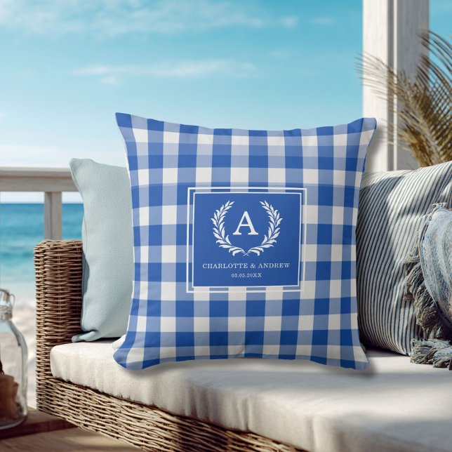 Blått Gingham Monogram Väktare Kudde (Blue Gingham Monogram Crest Throw Pillow)