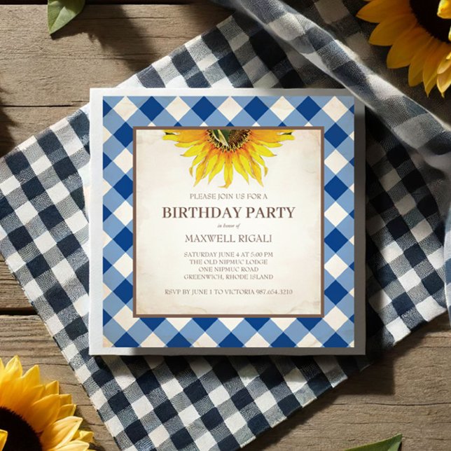 Blått Gingham-utskrift för BBQ Birthday Inbjudningar (Get together birthday invitations with blue gingham print and sunflowers in a rustic design.)
