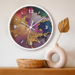 Blått glam för lila av guld-grönt, chic stor klocka<br><div class="desc">Vita bildsiffror täcker över en vattenfärg för rik, glam, guld, marinblått, jägare, grönt, rosa och lila abstrakt på denna elegant, trendig, modern väggklocka. Du kan välja mellan en rund eller fyrkantig klocka ansikte. Välkomna och snyggt påstående var det än hängs. Ett underbart tillägg till ditt vardagsrum eller sovrum, samt en...</div>