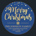 Blått Guld Glitter Konfetti God jul Adress Runt Klistermärke<br><div class="desc">Bilder av kalligrafi-skript med God jul-Helgdag som du kan lägga till i kuvert,  gratulationskort och/eller presenter i personlig. BLUE-bakgrund (kan ändras till vilken färg som helst) färg med faux guld glitter konetti och snöflinga. Perfekt för alla helgdag tillfälle. Redigerbara malletiketter.</div>