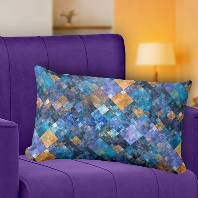 Blått Guld-kontrollerad Mosaic Mönster Pillow Lumbarkudde (Pillow featuring a modern design with a geometric mosaic tiled pattern in blue, gold and purple)