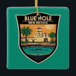 Blått Hål New mexico Travel Art Badge Julgransprydnad Keramik<br><div class="desc">Blå Hål i en vektorkonst stil. Blå Hål i Santa Rosa,  eller helt enkelt Blue Hål,  är ett cirkelformat bassäng eller litet sjö som ligger längs väg 66 öster av Santa Rosa.</div>