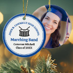 Blått högskoleband, Anpassningsbar jul Julgransprydnad Keramik<br><div class="desc">Den här moderna anpassningsbarnas blå marschbanderoll,  julprydnad,  har student och band namn under trummorna. Anpassa för symfoniska,  vind-ensemble- eller konsertbandsmedlemmar eller deras chef för en underbar studenten-keepsakpresentgåva.</div>