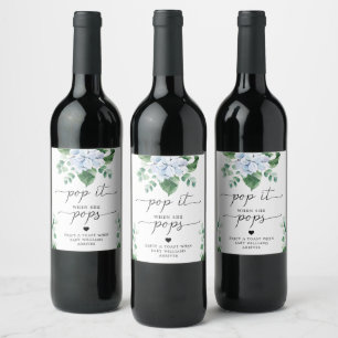 Blått Hydrangea poppar det när hon trycker på favo Vinflaska Etikett