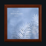 Blått ID956 för Bridesmaid Blue Handflatan Bröllop Minnesask<br><div class="desc">En färg-palett i trendig i skuggor från grått i stål till vindsorblått; mousserande geometriska ramar och elegant-designlayouter utgör grunden för denna spännande bröllop-svit. Oavsett om du planerar ett destinationsbröllop eller bor nära hemmet, gör den här känsliga designuppsättningen handflatan löv ett val att fånga öga. Den här samordnande presentlådan, för medlemmar...</div>
