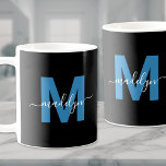 Blått Initialt Namn Monogram Kaffemugg<br><div class="desc">Personlig modern blå svart och vit initialt scriptsnamn monogram kaffemugg. Denna snygga monogrammugg kombinerar en modern minimalistisk stil med en enkel men stilren look, perfekt för alla kaffe- eller teälskare. Med en djärv blå initial på svart bakgrund och ett vitt skriptnamn har denna mugg monogrammet visat på båda sidor, vilket...</div>