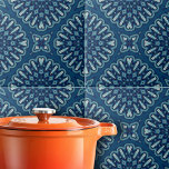 Blått Kaleidoskop Mosaic Geometric Mönster Kakelplatta<br><div class="desc">Den keramiska plattan kännetecknas av symmetriskt mönster som utstrålar en elegans och sofistikering. Den blå bakgrunden fungerar som en arbetsyta för de geometriska formerna som mäts i ljusare skuggor av blått och vitt. Dessa former skapar en kaleidoskopisk effekt, teckning om tittarens öga till panelens centrum. Varje inslag i mönster skiljer...</div>