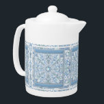 Blått keramiskt Snöre<br><div class="desc">Snöre-utskrift som tillsatts till en keramisk effekt för denna bra mönster med vissa pålägg av pärlor eller kabochoner (ritade). Här i ljusblått, som ge är en romantisk pastel stil, finns mönster också i ljusblått grått, svart och blått i Grekland i andra av mina samlingar. Ett fint och originellt stil för...</div>