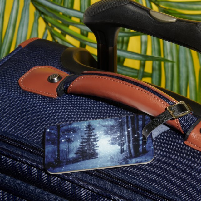 Blått månbelyst Magic Forest Winter Scene Bagagebricka (Framsida Insitu 3)