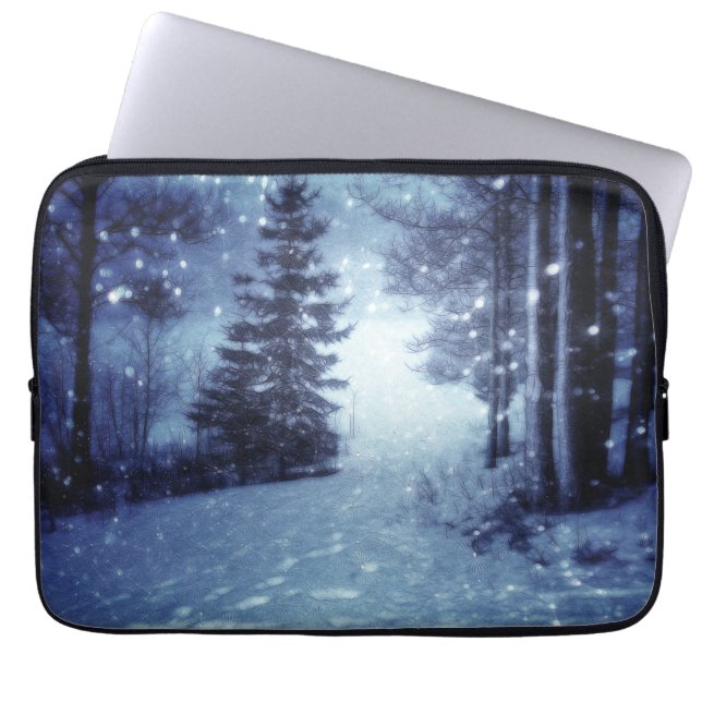Blått månbelyst Magic Forest Winter Scene Laptop Fodral (Framsidan)
