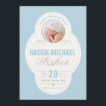 Blått meddelande om pojke i Vintage Ram<br><div class="desc">Inför din nyfödd bebis-pojke med vintagen inspirerad, charkol-grått-födelsemeddelande. Utformningen för det här födelseattest inspirerades av vintagen på 1900-talet i tidigt, med en ram och perfekt liten information, det är ett underbart sätt att tillkännage din nyfödd bebis pojke. Med en elegant- och tidslättslig utformning har det här flerfotokortet två ställen att...</div>