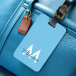 Blått Modernt Skript Feminint Monogram Namn  Bagagebricka<br><div class="desc">Denna eleganta bagagetikett har en ren,  modern design med en livfull blå färgskala. Anpassa den med ditt monogram för att lägga till en touch av individualitet medan du håller ditt bagage lätt identifierbart. Uppgradera din resestil med denna chic monogram bagagetikett.</div>