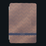 Blått monogram av koppargulfenad foil Chevron Ro iPad Mini Skydd<br><div class="desc">Chic Copper Ro Gold Foil Chevron Navy Blue Monogram omslag med elegant mörk blått bakgrund och utrymme för ditt namn eller annan anpassningsbar. Enkel att anpassa med text, typsnitt och färg. Skapat av Zazzle pro designer BK Thompson © exklusivt för Cedar och String. Kontakta oss om du behöver hjälp, har...</div>