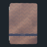 Blått monogram av koppargulfenad foil Chevron Ro iPad Mini Skydd<br><div class="desc">Chic Copper Ro Gold Foil Chevron Navy Blue Monogram omslag med elegant mörk blått bakgrund och utrymme för ditt namn eller annan anpassningsbar. Enkel att anpassa med text, typsnitt och färg. Skapat av Zazzle pro designer BK Thompson © exklusivt för Cedar och String. Kontakta oss om du behöver hjälp, har...</div>
