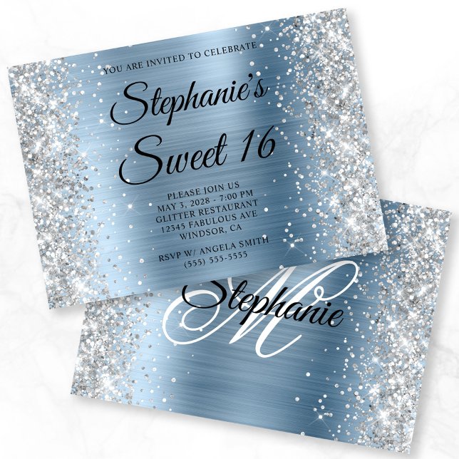 Blått monogram sötat silver Glitter 16 Inbjudningar (Silver Glitter Light Blue Monogram Sweet 16 Invitation)