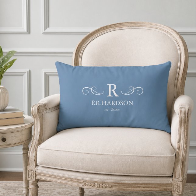Blått monogrammidjad ländkudde lumbarkudde (elegant blue custom family monogram est date lumbar pillow)