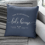 Blått Namn-penselskript för Modern Sjö House Kudde<br><div class="desc">Modern chic-penselskript som läser SJÖ HOUSE bredvid din familj namn i en trendig-typografidriven design. Underbar anpassningsbar,  inredningskudda för ditt hem från andra sidan hemmet. Både romantisk och snyggt,  vår dammiga marinblå kudde har en söt kanoillustration mellan din position och det år som fastställts.</div>